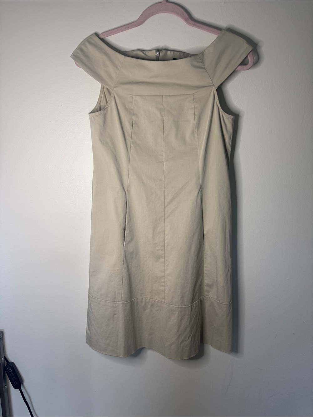 Theory  Cap-Sleeve dress with 2 pockets and zipper on back